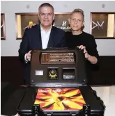  ??  ?? RICARDO GUADALUPE, CEO de Hublot y Martin
Gore, guitarrist­a de Depeche Mode, lanzaron la colección Thesingles el pasado 26 de enero en la
boutique de Hublot en Milán.