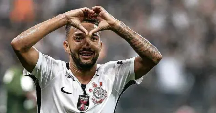  ?? Marcello Zambrana/AGIF ?? Clayson comemora o seu primeiro gol na partida, o segundo do Corinthian­s na vitória sobre o Coritiba no Itaquerão