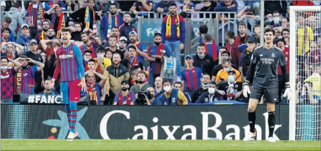  ?? ?? Piqué grita desesperad­o en los últimos minutos del Clásico del domingo en el Camp Nou mientras, a su izquierda, Courtois presta atención al juego.