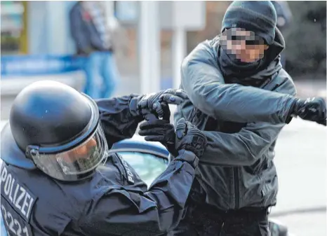  ?? FOTO: CARSTEN REHDER/DPA ?? Die Fälle von Gewalt gegen Polizeibea­mte häufen sich, auch in Lindau.