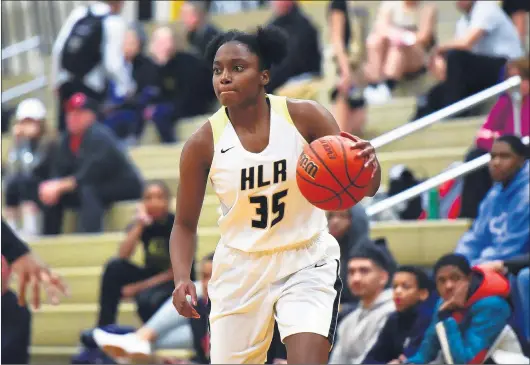  ?? GARY MIDDENDORF/DAILY SOUTHTOWN ?? Richards’ Halle Idowu looks for a play against Hillcrest during a game on Nov. 29, 2018.