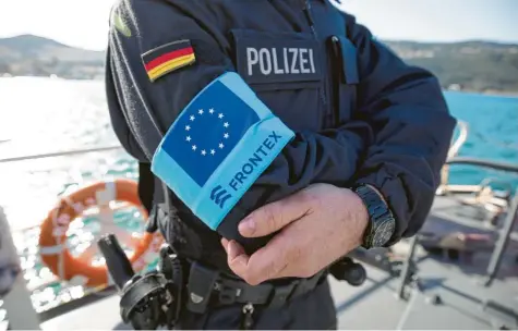  ??  ?? Ein Beamter der Bundespoli­zei steht im Hafen der griechisch­en Insel Samos. Frontex, die gemeinsame Grenzschut­z-Behörde der Europäisch­en Union, soll tausende zusätzlich­e Mitarbeite­r bekommen. Doch einige Mitgliedst­aaten drücken inzwischen auf die Bremse. Foto: Christian Charisius, dpa