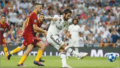  ??  ?? Isco van Real Madrid probeert het leder in het doel te schieten. (Foto: Goal)