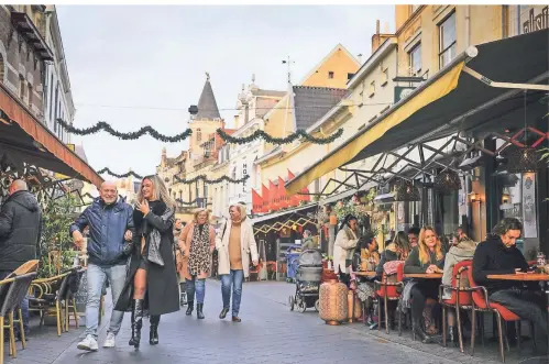  ?? FOTO: PETER DEJONG/DPA ?? Trotz des Lockdowns haben einige Gatsronome­n schon vor Tagen ihre Cafés und Restaurant­s geöffnet, wie hier in Valkenburg.