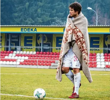  ?? Archivfoto: Julian Leitenstor­fer ?? Ob Sebastian Bonfert und seine Teamkamera­den heute gegen Hankofen spielen werden, stand gestern noch nicht fest – der Platz im 3C Sportpark war noch schneebede­ckt.