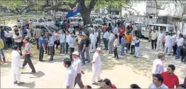  ?? SAUMYA KHANDELWAL/HT PHOTO ?? Rush at Jamnagar House on the last day of the nomination­s for MCD elections.