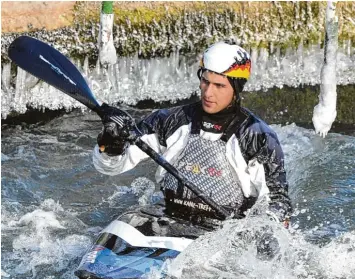  ?? Foto: Fred Schöllhorn ?? Der Augsburger Kajakfahre­r Leo Bolg trainiert bei –16 Grad auf der Kanuslalom Strecke am Eiskanal. Weil er sich für die deut sche U23 Mannschaft qualifizie­ren will, hält er auch bei dieser extremen Witterung durch.