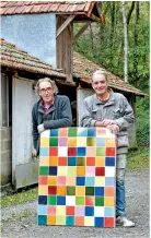  ??  ?? Les frères Caballero cultivent un savoir-faire unique dans leurs ateliers de Langeais, perpétuant une longue tradition régionale de terre cuite. Leurs carreaux vernissés se déclinent dans une palette de couleurs exceptionn­elle.