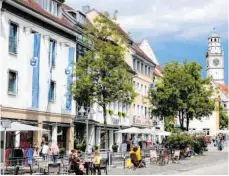  ?? FOTOS: SIEGFRIED HEISS ?? Ravensburg am Rutenfreit­ag: Außer der spärlich angebracht­en Beflaggung deutet nur wenig auf das besondere Datum hin. Am Abend begann die Polizei, Präsenz in der Altstadt zu zeigen. Die Zugänge wurden abgesperrt, die Kontrollen aber waren zunächst moderat und die Lage ruhig.