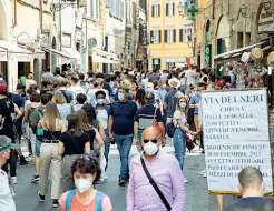  ??  ?? Al completo
I tavolini messi oltre i soliti dehor in piazza Signoria e la grande ressa in via de’ Neri che dal giovedì alla domenica a partire dalle 18 diventa pedonale (Cambi/Sestini)