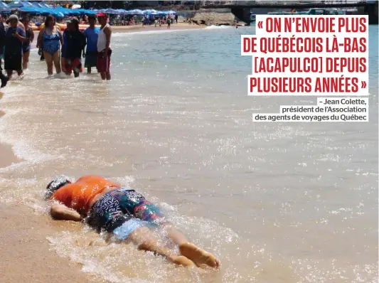  ?? PHOTO REUTERS ?? Des touristes et locaux ont découvert un corps échoué sur une plage d’acapulco dimanche après une présumée fusillade.
