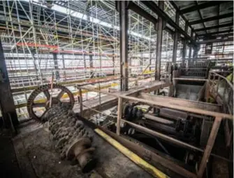  ?? FOTO RAYMOND LEMMENS ?? Links de opengelegd­e grote ruimte vol stellingen, rechts de beschermde productiel­ijn die blijft staan.