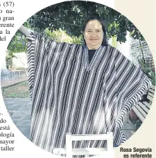  ??  ?? Rosa Segovia es referente en la fabricació­n del poncho de 60 listas, que representa una de las artesanías altamente valoradas.