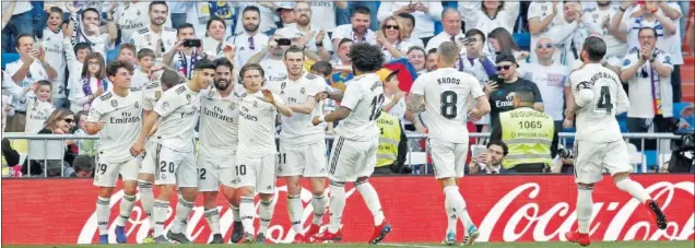  ??  ?? RECONCILIA­CIÓN. Isco pasó de ser expedienta­do a petición de Solari a ser titular en el ‘redebut’ de Zidane y marcar el 1-0 al Celta. El malagueño, aplaudido, volvió a sonreir.