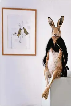  ??  ?? Der Hase aus der Werkreihe „Killed to be dressed“von Deborah Sengl in Schloss Moyland.