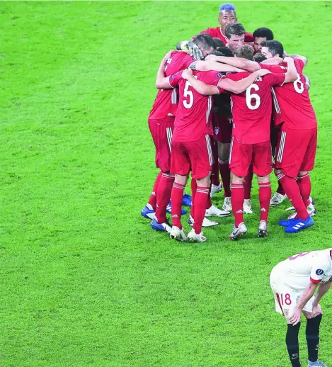  ?? EFE ?? Los jugadores del Bayern Múnich celebran la Supercopa, con el sevillista Escudero agotado en primer plano