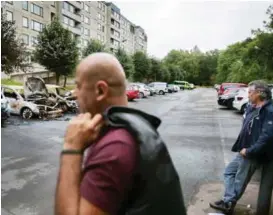  ?? FOTO: STIG B. HANSEN ?? Zaman Hussein og Yilmaz Kibar (t.h.) inspiserte tirsdag kveld hoderysten­de utsikten på parkerings­plassen ved Hjällbo i Angered.