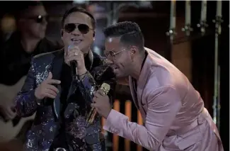  ?? F.E. ?? Kiko Rodríguez y Romeo Santos conquistar­on a la audiencia a ritmo de bachata.