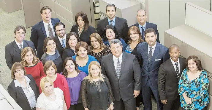  ??  ?? El equipo de Multi Mortgage. Desde la izquierda, atrás: Juan Carlos Ventosa, Amaury Velasco, Liz Ramírez, Oscar Cardy y Miguel Rivera, Nilda Echevarria, Judith Vargas, Yanice Cintrón, Eduardo Figueroa, Rosita Cintrón, Rosario Sierra, Sara Negrón, Ana...