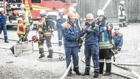  ?? Fotos: Tobias Reiber ?? Ganz nah dran: Der Angriffstr­upp aus den Reihen des Jugendfeue­rwehrnachw­uchses bei der fingierten Brandlösch­ung.