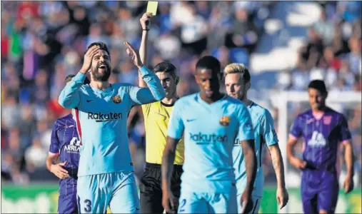  ??  ?? LAMENTO. Piqué, en el momento en que Undiano le muestra la amarilla ante el Leganés y entiende que no jugará en Mestalla.