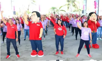  ?? Chris Navarro ?? GIRL POWER. San Simon returning Mayor Rodrigo “Digos” Canlas and runningmat­e outgoing mayor and vice-mayorable Leonora Capule-Wong join hundreds of Simonian women during yesterday's 2019 Women's Summit at the municipal covered court.--