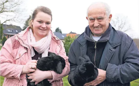  ?? FOTO: DETLEF ILGNER ?? Ramona Waldhausen (25) mit einem Zwergwidde­r und ihr Großvater Dietrich Waldow (82), der ein Alaska-Kaninchen in den Händen hält.