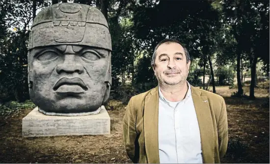  ?? LLIBERT TEIXIDÓ ?? Torres junto a la cabeza colosal olmeca donada por la Universida­d Veracruzan­a de México, instalada en los jardines del rectorado de la UPC