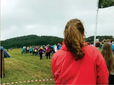  ?? FOTO: GRETE CECILIE HANSEN ?? BLAUDE: Tema for årets leir var «vidle, fine og blaude», derfor kledde alle seg med regntøy, støvler, regnponcho eller badetøy til innmarsjen.