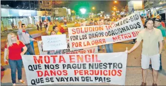  ??  ?? Ciudadanos protestaro­n anoche, una vez más, exigiendo una solución al caos ocasionado por el proyecto metrobús. Esperan la salida de Mota Engil y cárcel para Jiménez Gaona.