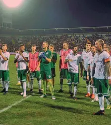  ??  ?? Il saluto dei calciatori dell’Avellino venerdì ai tifosi D’ANNIBALE