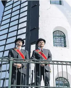  ??  ?? Zwei der sieben „Friends of British Royalty“vor der Hinsbecker Stammenmüh­le, ihrem Clubsitz: Bastian Rütten (links) und Bernhard Zanders.