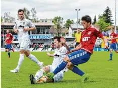  ?? Foto: Erwin Hafner ?? Kottern kämpfte gegen den TSV Rain (mit Konstantin Flassak, Mitte in Weiß) verbis sen gegen den Abstieg, was mit dem 4:2 Sieg auch gelang.