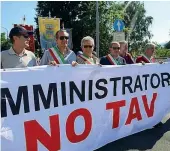  ??  ?? I due cortei A sinistra i sindaci contrari alla Tav, a destra la sindaca Chiara Appendino alla parata del Torino Pride