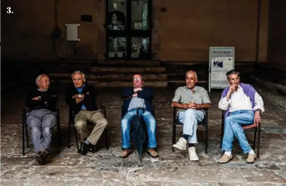  ?? FOTO FRANK RAES ?? 3. SENATOREN:
“Vijf inwoners van een dorpje in Toscane kijken naar passerende vakantiega­ngers. Met argwaan, terwijl ze tegelijk ook van het toerisme moeten leven. Hun uitstralin­g spreekt boekdelen.”