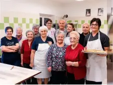  ??  ?? La "brigata" di Gemma Boeri (al centro), tutti volontari che si riuniscono al ristorante il giovedì di ogni settimana per preparare circa 35 kg di agnolotti del plin.