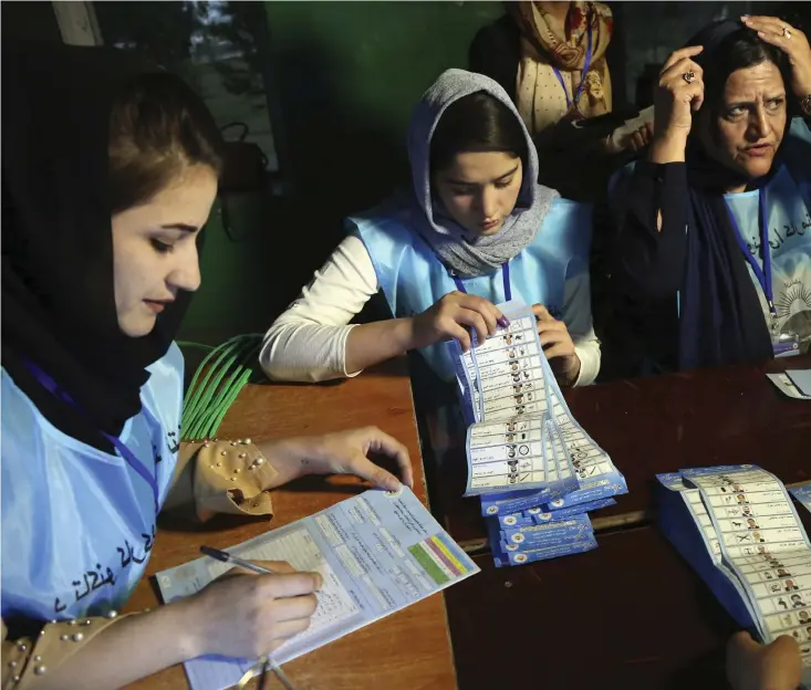 ??  ?? Rösträknin­g i en vallokal i Kabul den 28 september. Trots att en och en halv månad gått sedan presidentv­alet har inte något resultat tillkännag­ivits.