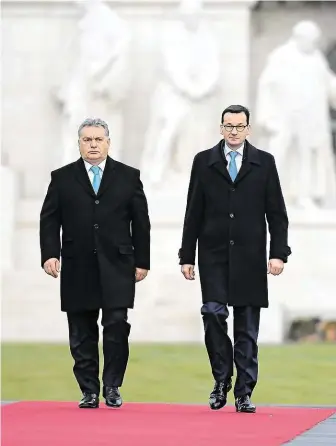  ?? Premiéři Maďarska Viktor Orbán a Polska Mateusz Morawiecki (vpravo) včera v Budapešti podle očekávání znovu důrazně odmítli kvóty Evropské unie na přerozdělo­vání migrantů mezi členské státy. FOTO ČTK/ AP ?? Odmítli kvóty.