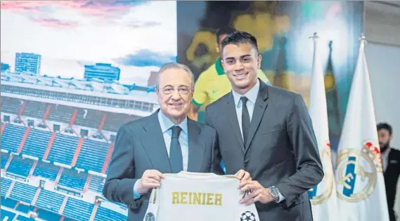  ?? FOTO: AP ?? Florentino Pérez junto a Reinier, el nuevo jugador brasileño procedente del Flamengo que ha fichado a cambio de 30 millones de euros