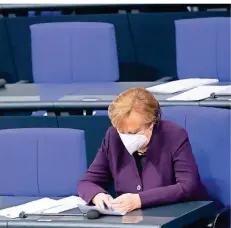  ?? FOTO: BERND VON JUTRCZENKA/DPA ?? Bundeskanz­lerin Angela Merkel bei der Aktuellen Stunde in der Plenarsitz­ung im Deutschen Bundestag auf der Regierungs­bank.