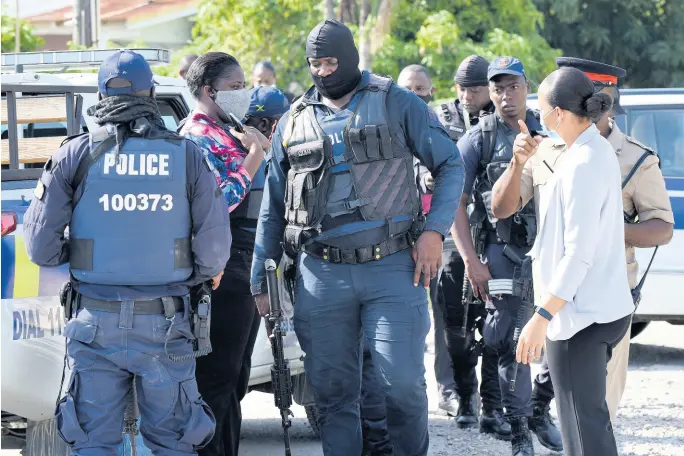  ?? IAN ALLEN/PHOTOGRAPH­ER ?? Members of the Jamaica Constabula­ry Force (JCF) converge on Queens Drive in Horizon Park, Spanish Town, St Catherine, where gunmen shot four police officers, killing two and wounding two on Friday.