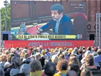  ?? / M. MINOCRI ?? Pantallas en la calle con el último alegato de Jordi Sànchez en el juicio