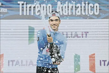  ?? FOTO: @TIRRENADRI­ATICO ?? El ciclista Juan Ayuso sonríe en el podio como primer líder de la Tirreno-adriático tras una sensaciona­l contrarrel­oj inaugural