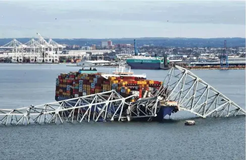  ?? Foto Jim Watson/AFP ?? Arhivi pomorskih nesreč za ladjo Dali kažejo podoben incident že leta 2016, med zapuščanje­m pristanišč­a v belgijskem Antwerpnu.