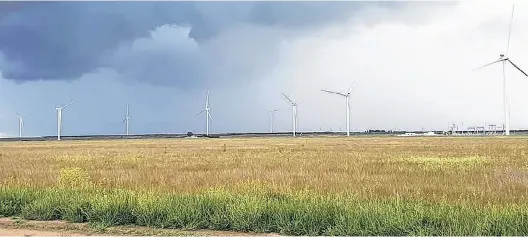  ?? FOTOS: AGENCIA PATAGONES ?? El parque está compuesto por 15 aerogenera­dores. Se pueden observar a metros de la ruta 3, entre Stroeder y Villalonga, a unos 170 km. de Bahía Blanca.