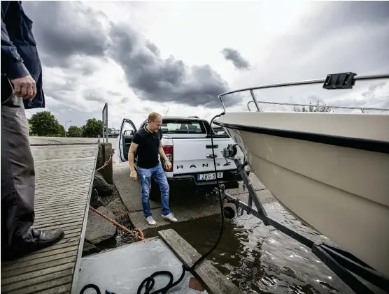  ?? Bild: ANDREAS OLSSON ?? KASTAR LOSS. Christian Claesson kan en månad efter den blev stulen sjösätta sin båt igen. Han är glad att han hade försett båten med spårsändar­e, så att han kunde få den tillbaka.