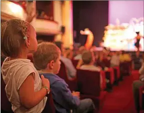  ??  ?? Le spectacle « participe à l’édificatio­n de la personnali­té » de l’enfant.