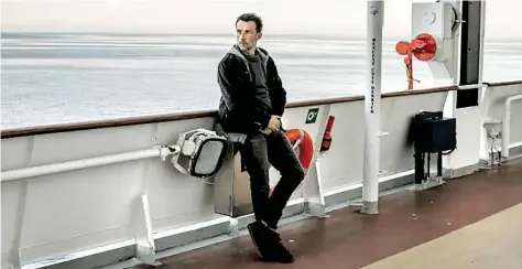  ?? BILD: TELESCHAU ?? VON hoher See: Szene mit dem Schauspiel­er Lucas Gregorowic­z in dem Film „Passagier 23“