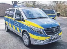  ?? FOTO: CHRISTOPH REICHWEIN ?? Und so sieht der neue Wagen von außen aus: Das klassische Silber-Blau mit der neongelb leuchtende­n Warnfolie.