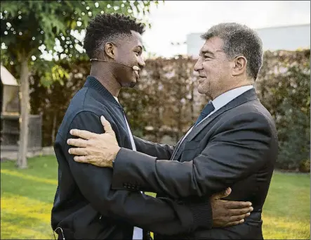  ?? FOTO: FC BARCELONA ?? Ansu Fati y Joan Laporta coincidier­on ayer en un acto de conmemorac­ión del décimo aniversari­o de la nueva Masia